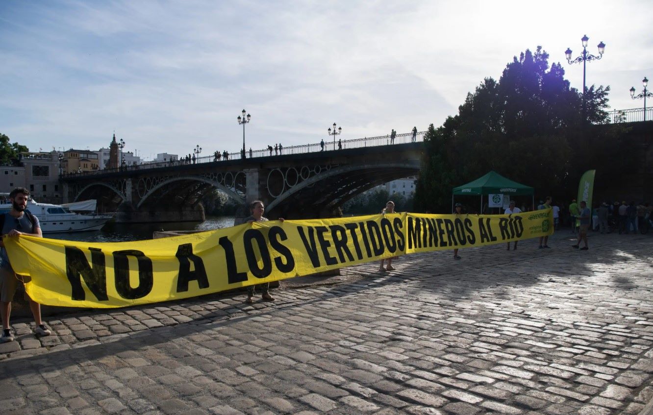 Organizaciones ecologistas denuncian la tubería tóxica de Aznalcóllar y despliegan pancartas en Sevilla