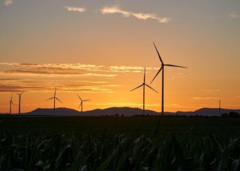 Parque eólico en Europa como ejemplo del avance hacia un sistema energético renovable.