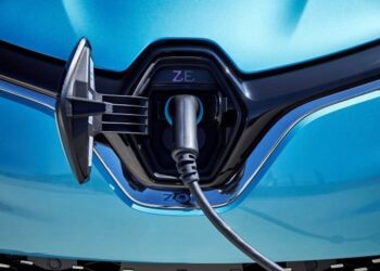 El impulso al vehículo eléctrico conectado crece: España refuerza con 580 millones el Perte para liderar la movilidad sostenible 3 Gobierno español presentando nuevos fondos para el Perte del vehículo eléctrico conectado.