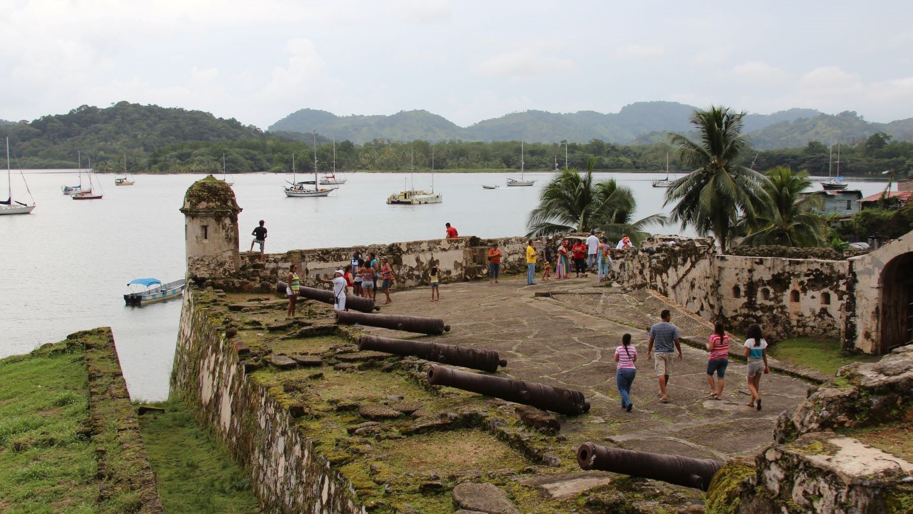 Paisaje costero del Parque Nacional Portobelo con manglares y arrecifes del Caribe panameño