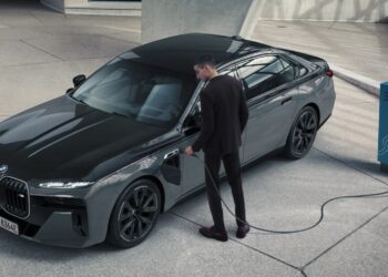 CEO de BMW avisa del riesgo de caos eléctrico en Europa por falta de cargadores