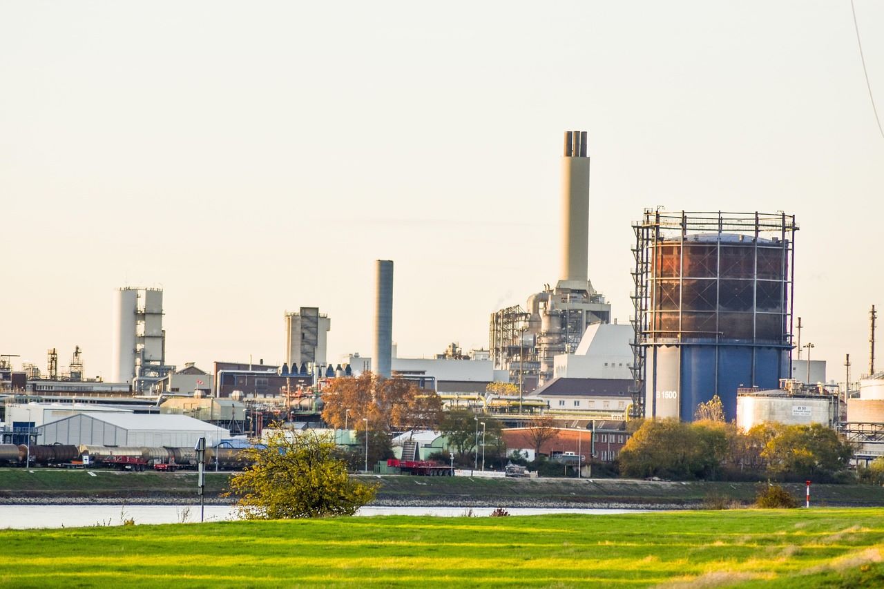 Planta de cogeneración industrial al atardecer