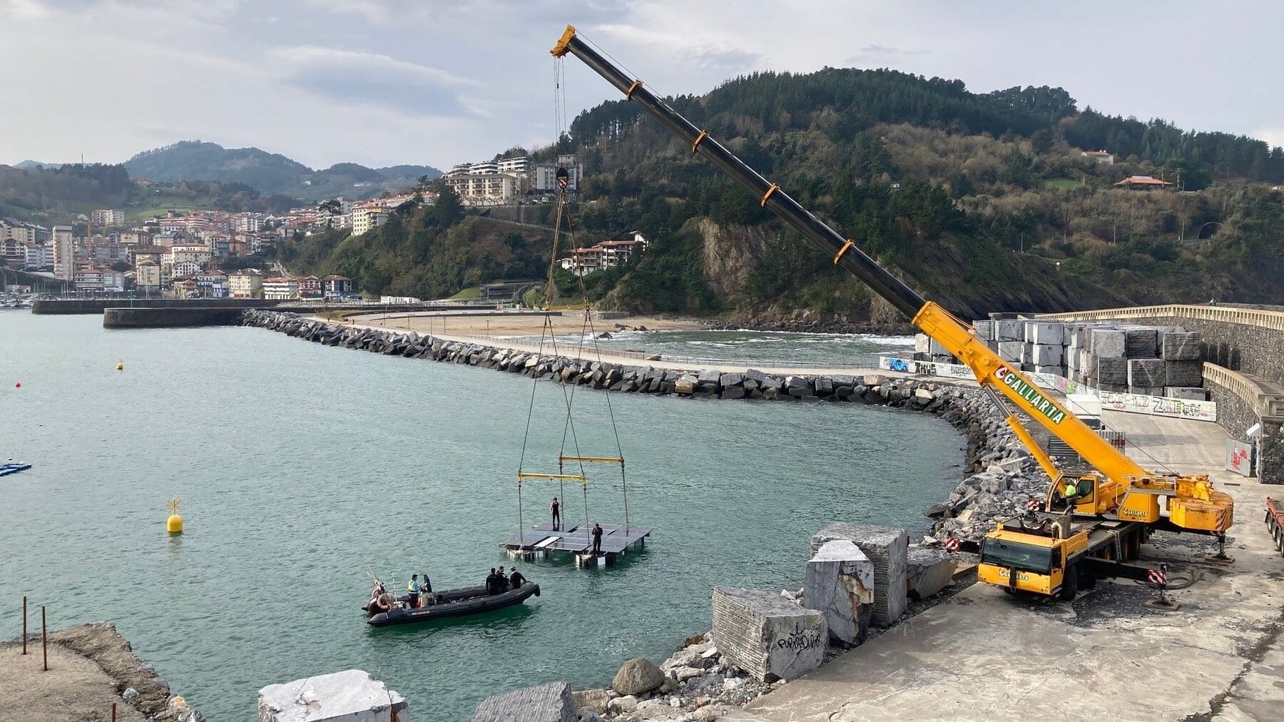 Estructura flotante fotovoltaica sostenible de Tecnalia siendo instalada en el puerto de Mutriku