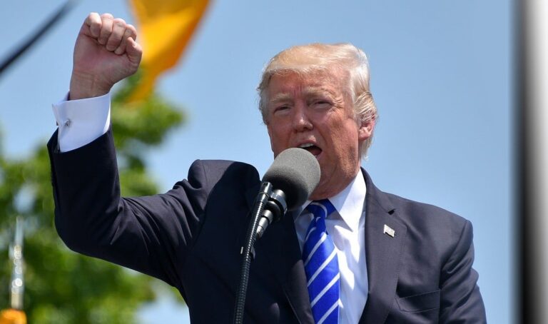 Trump golpea a los coches eléctricos impulsando los de gasolina