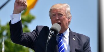 Trump golpea a los coches eléctricos impulsando los de gasolina