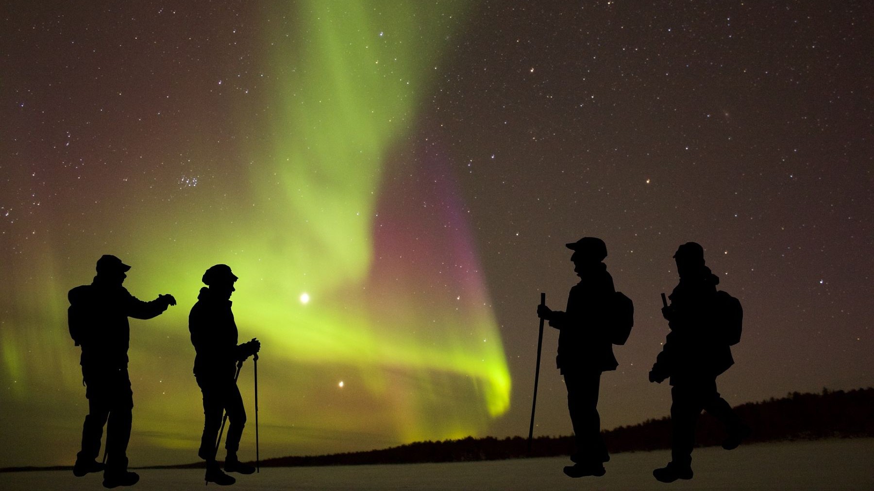 Turismo de fenómenos naturales como auroras boreales y volcanes en entornos frágiles
