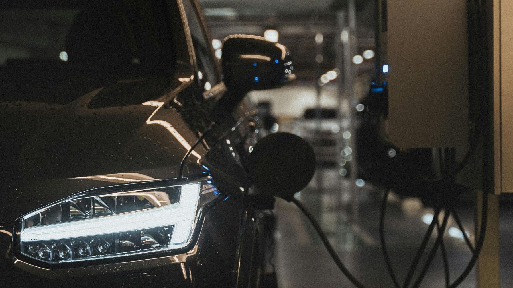 Vehículo eléctrico recargando gracias al programa Moves III para la compra de vehículo eléctrico