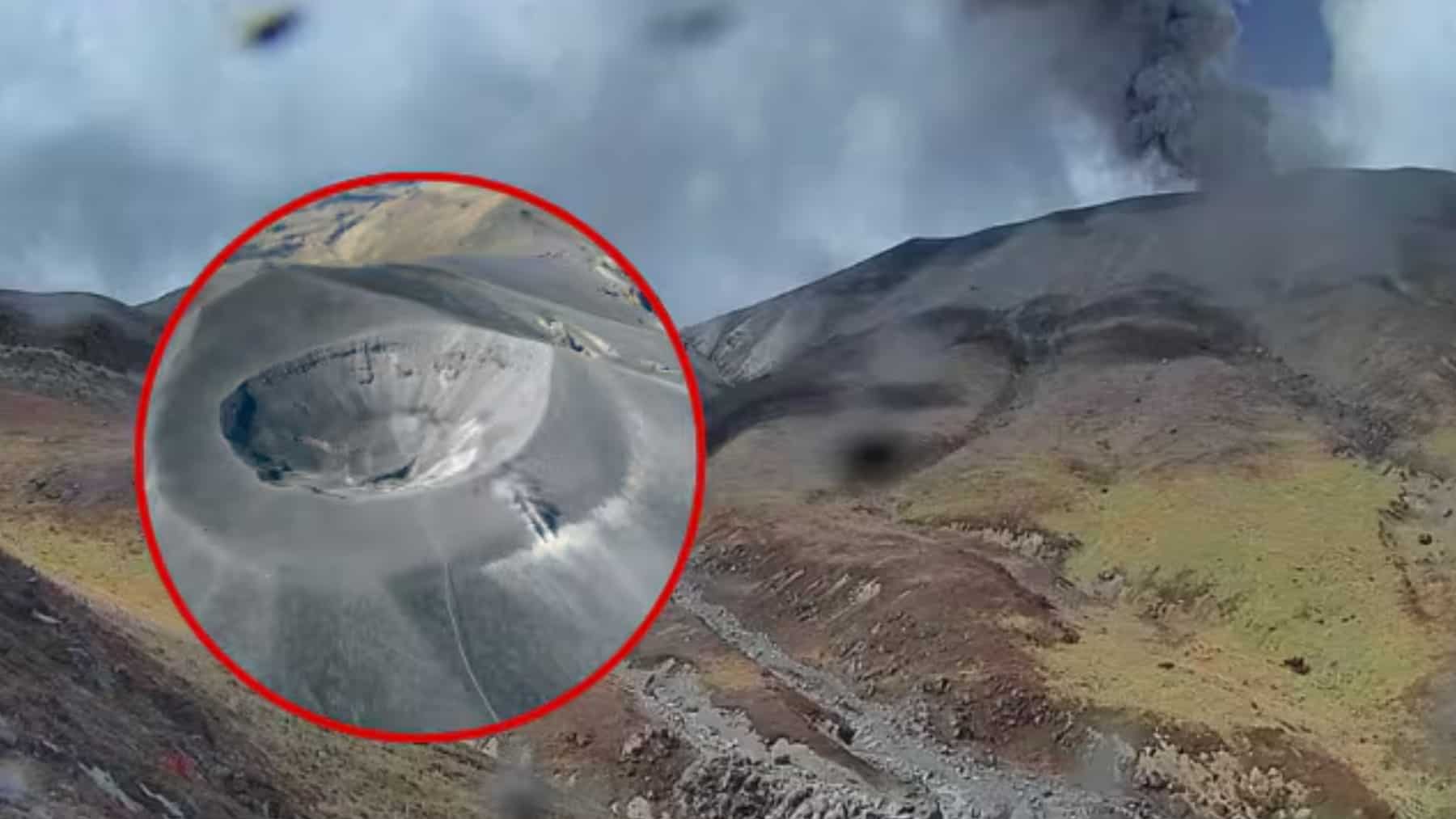 Cráter de un volcán con actividad volcánica y emisión de gases observado desde el aire