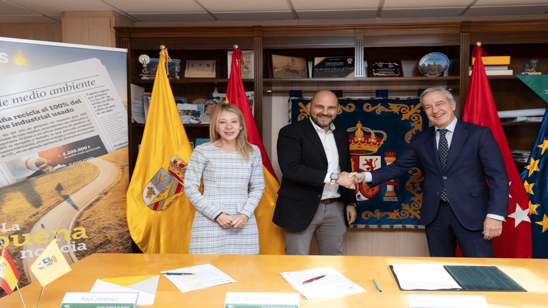 Jóvenes plantando árboles en el Bosque SIGAUS de Villanueva del Pardillo