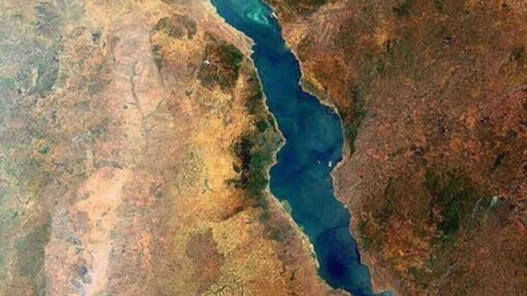 Vista satelital del Valle del Rift en África Oriental, donde la corteza se fractura y se separan placas tectónicas.