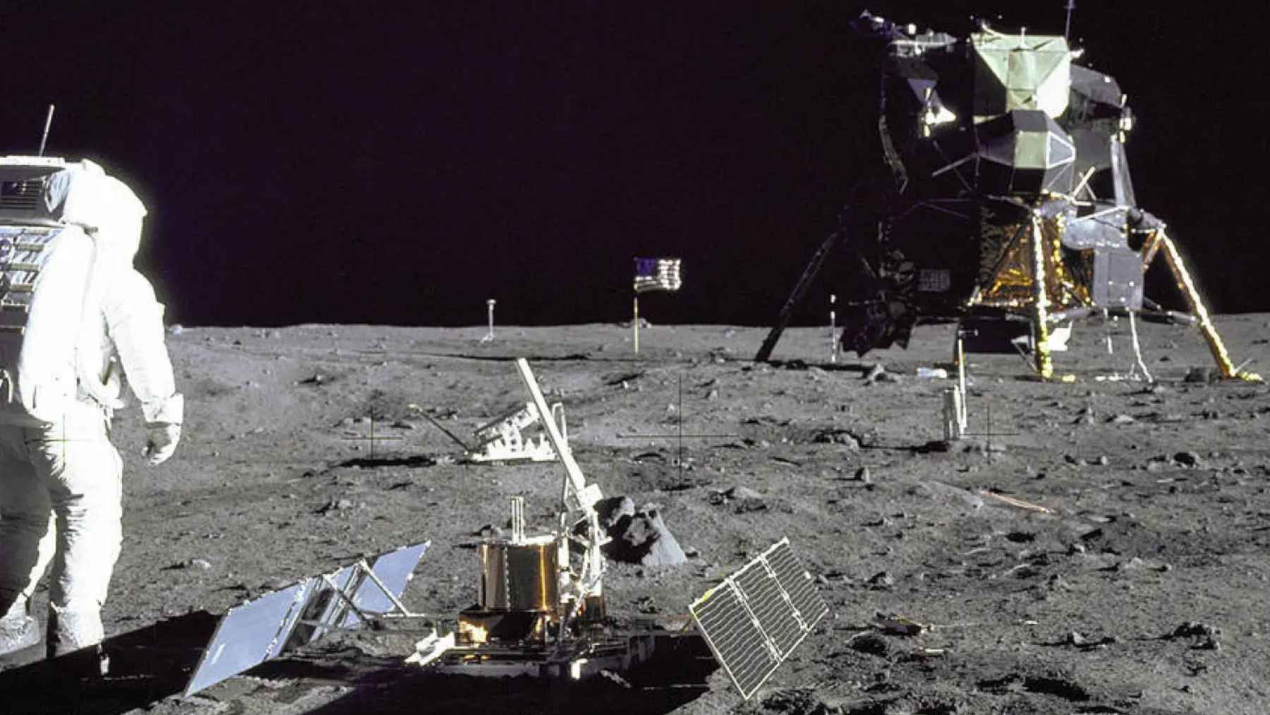 Astronauta de la NASA en la superficie de la Luna junto al módulo lunar durante una misión de exploración.