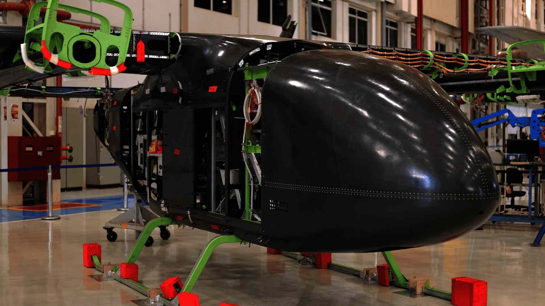 Prototipo de taxi aéreo eléctrico eVTOL sin piloto en un hangar de pruebas en Brasil