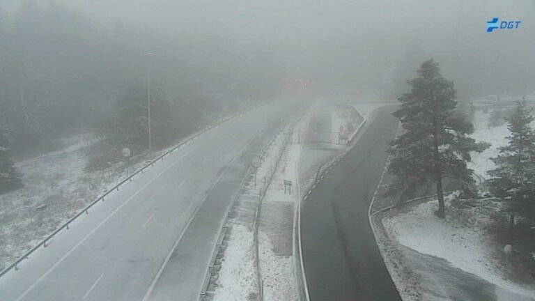 Carretera con nieve y visibilidad reducida en una vía de montaña según imagen de la DGT