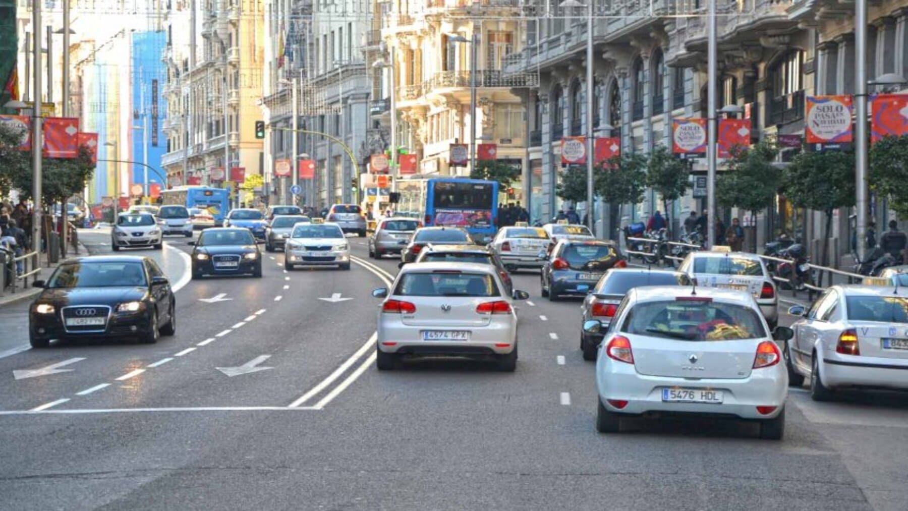 Madrid vuelve a ceder: prórroga hasta 2026 la circulación de coches A