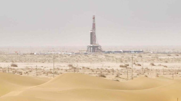 Plataforma de perforación profunda en el desierto de Taklimakán donde China excava más de 10.900 metros bajo la superficie terrestre