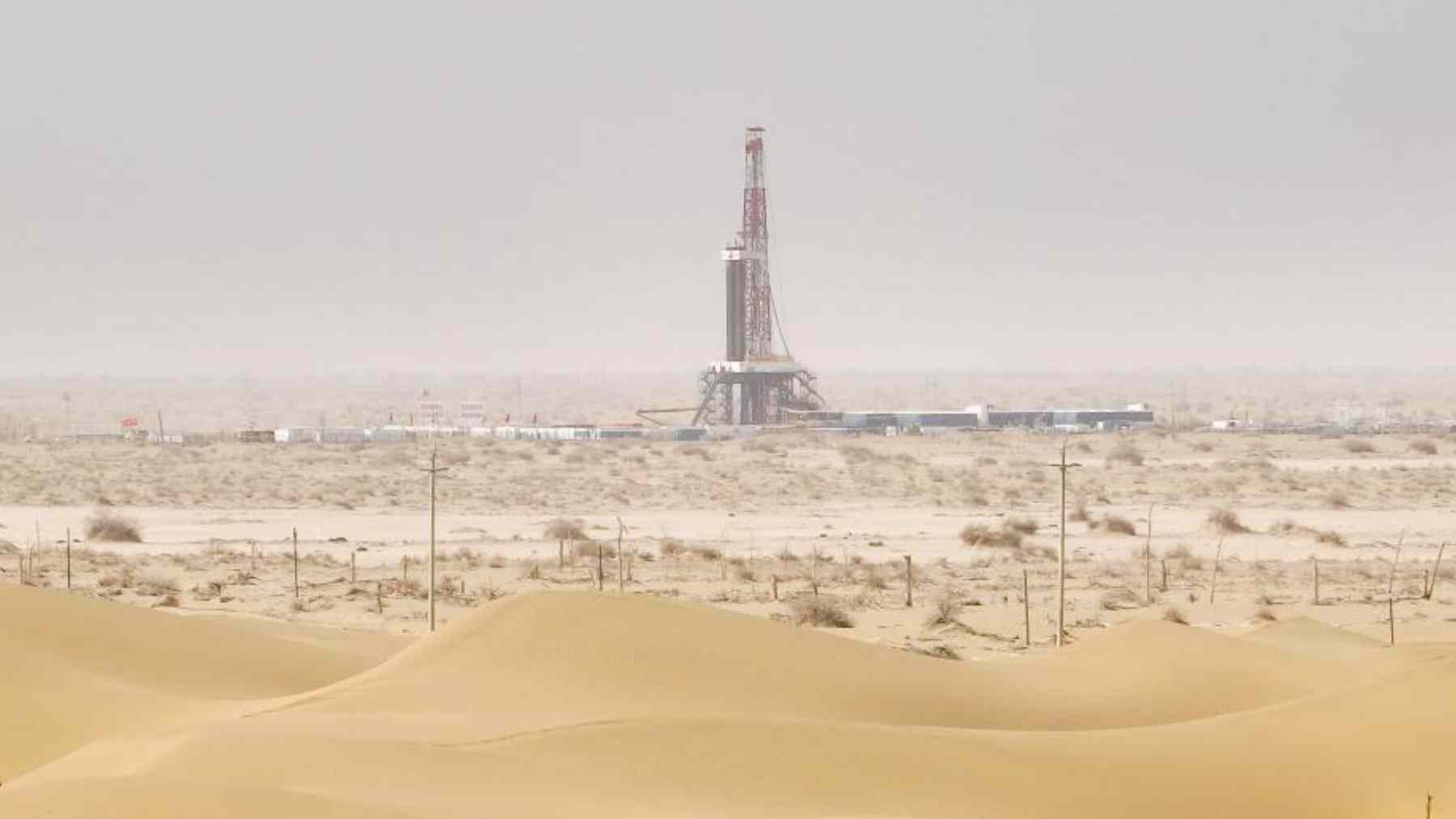 Plataforma de perforación profunda en el desierto de Taklimakán donde China excava más de 10.900 metros bajo la superficie terrestre