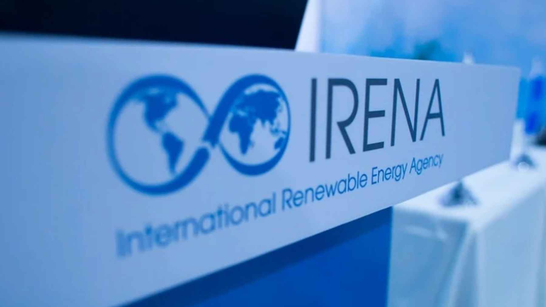 Logotipo de la Agencia Internacional de Energías Renovables IRENA en un evento institucional