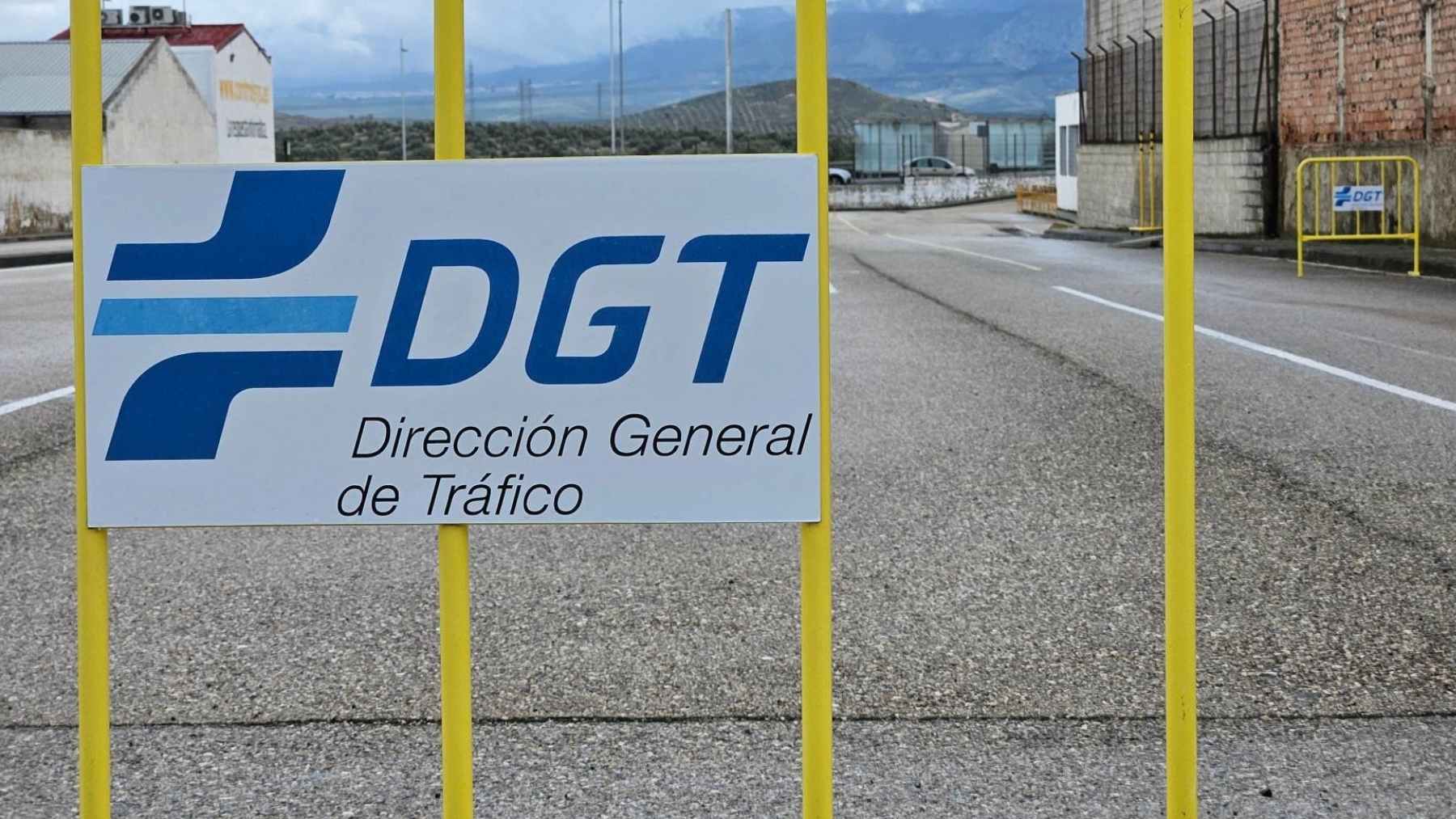 Cartel de la DGT en una carretera durante una campaña de controles de alcohol y drogas