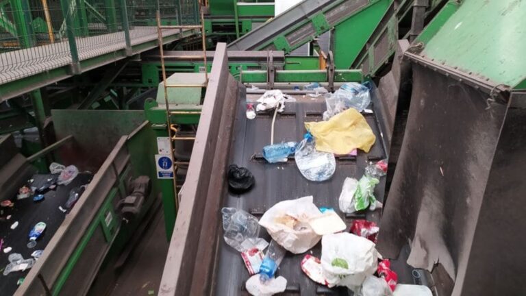 Operario gestiona botellas y envases para el futuro sistema SDDR del Plan Estatal de Residuos 2025-2035