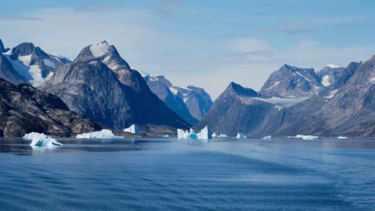 Glaciares y bloques de hielo flotando frente a la costa de Groenlandia