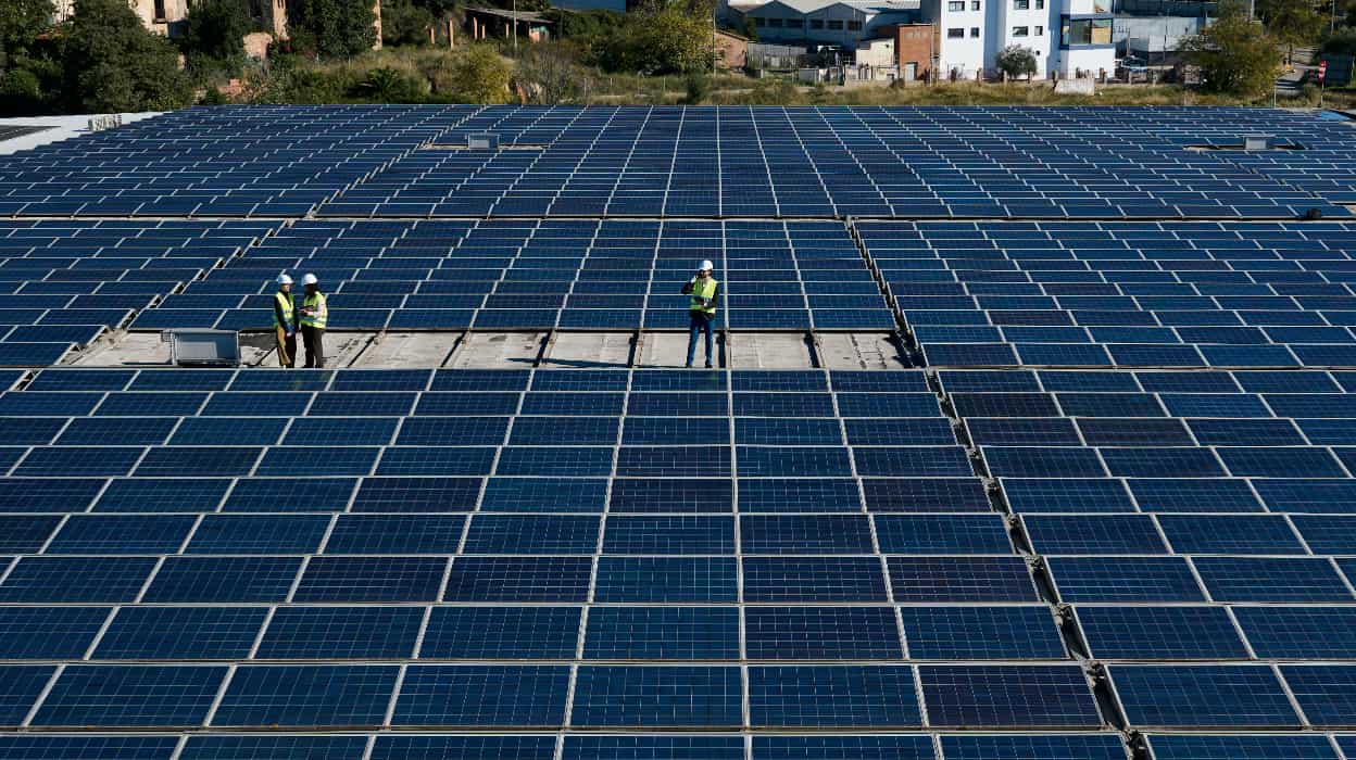 Instalación de placas solares en un solar