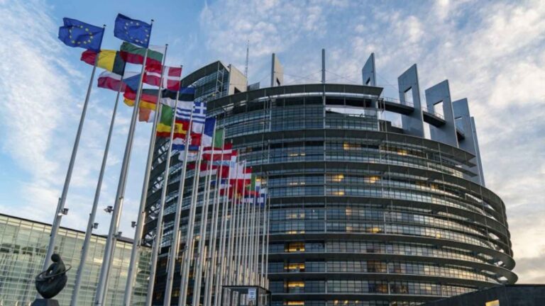Sede del Parlamento Europeo con banderas de la Unión Europea, en el marco del Fondo de Modernización para energías limpias