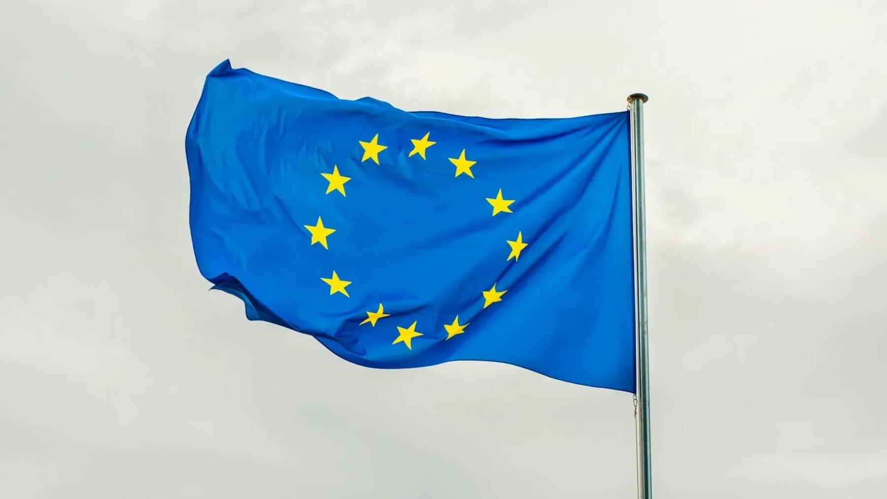 Bandera de la Unión Europea durante la revisión de los sulfitos en alimentos que afectan a niños y mayores