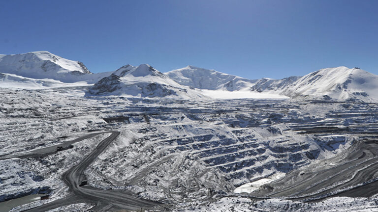 En 2016, un informe gubernamental admitió la existencia de 44 proyectos mineros -sobre un total de 77- en ambiente periglacial.