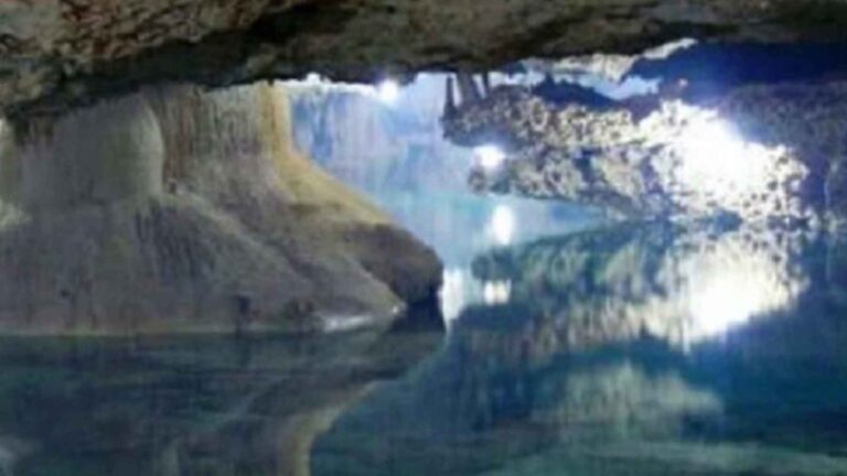 Océano subterráneo en cueva como imagen ilustrativa del agua almacenada a 700 km bajo la Tierra