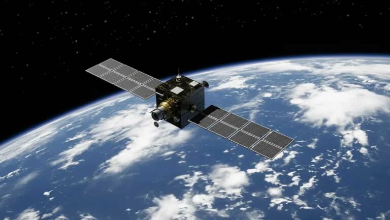 Satelite sobre planeta tierra