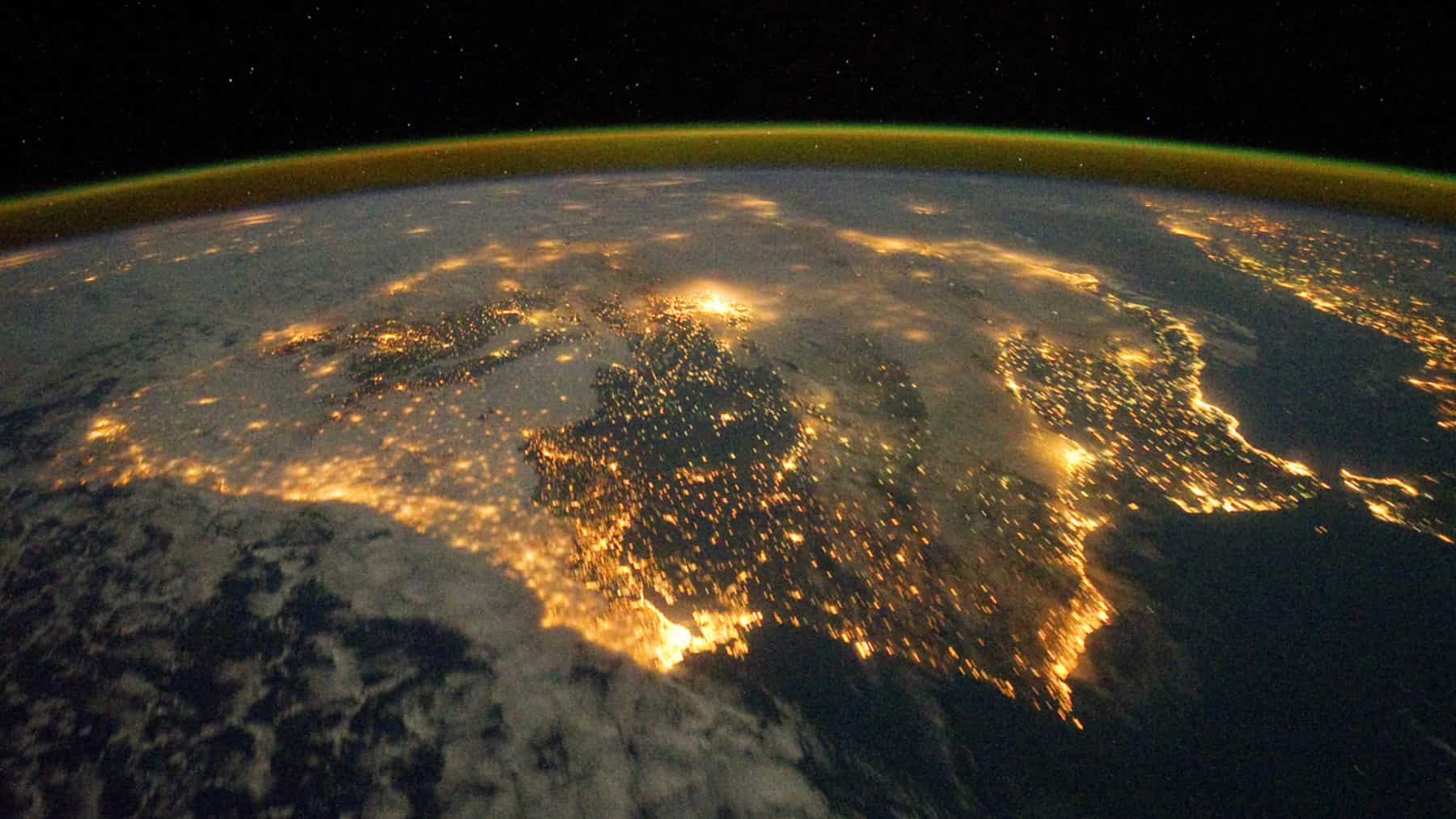 Vista nocturna de España iluminada desde el espacio con luces urbanas visibles