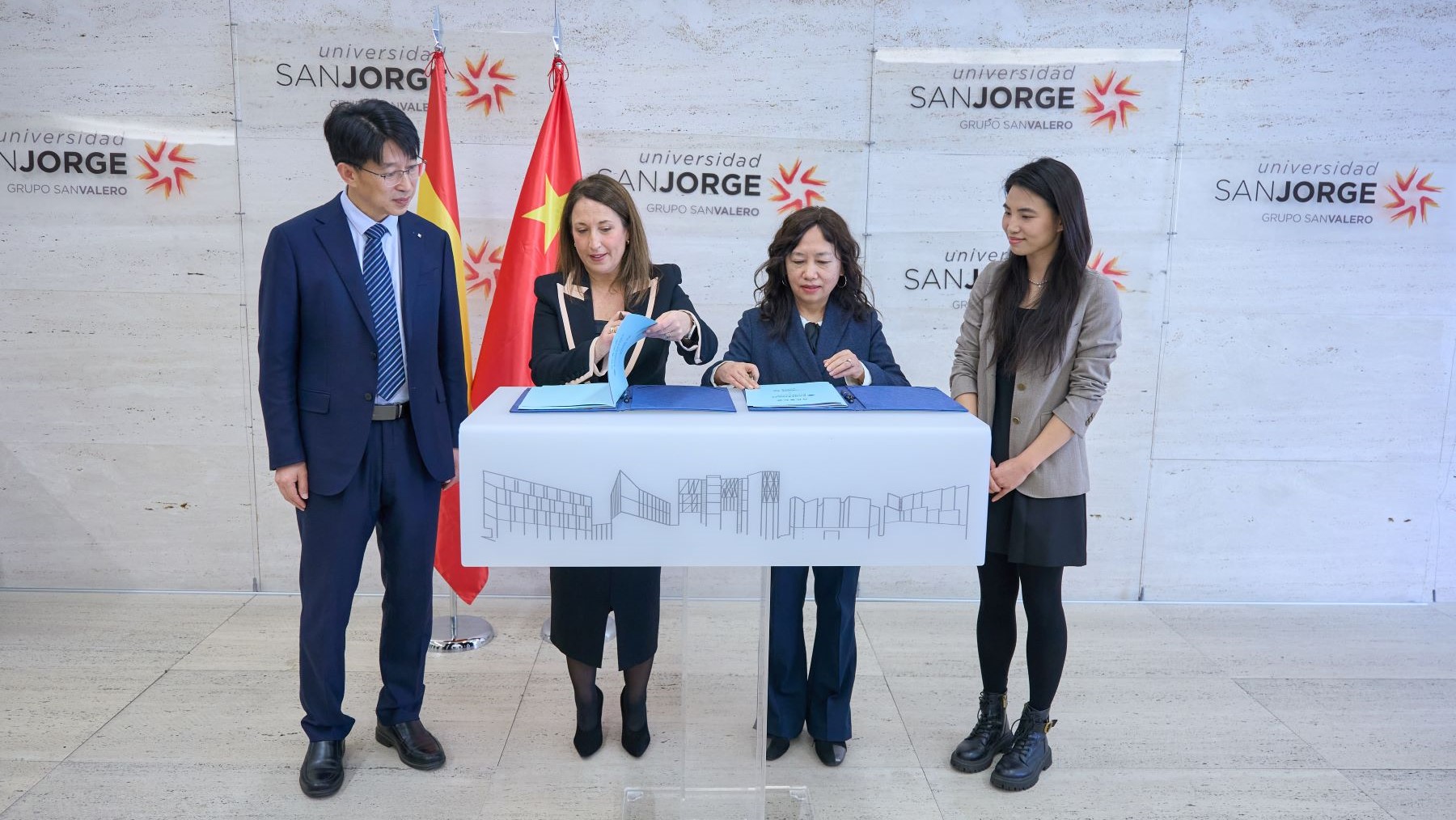 Universidad San Jorge y Hangzhou Polytechnic firman acuerdo sobre vehículo eléctrico