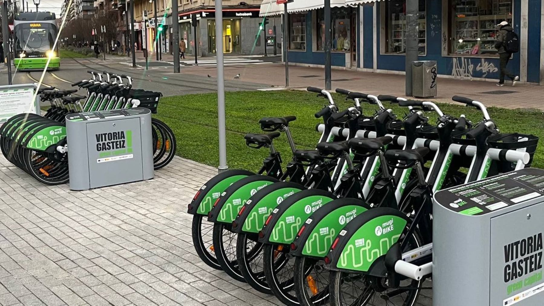 Alquiler de bicicletas eléctricas MugiBIKE circulando por Vitoria