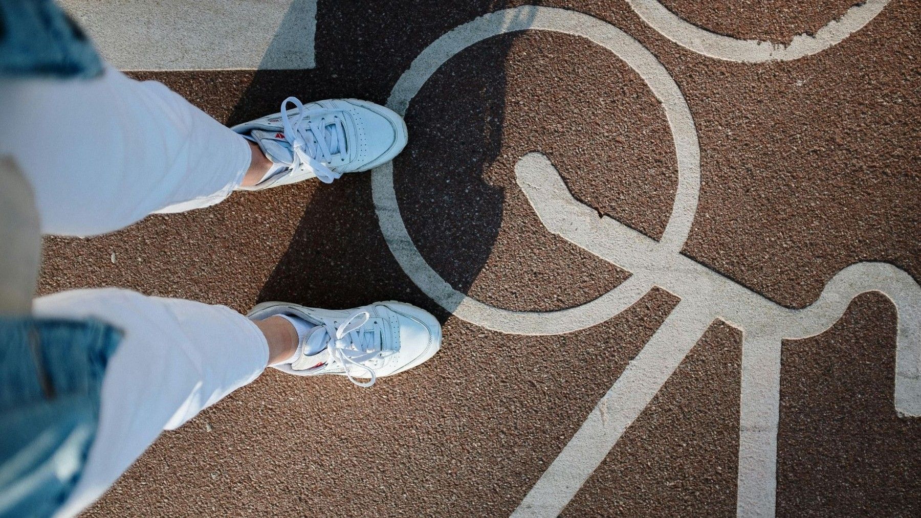 Carril bici dañado que evidencia el mantenimiento de carriles bici en Murcia