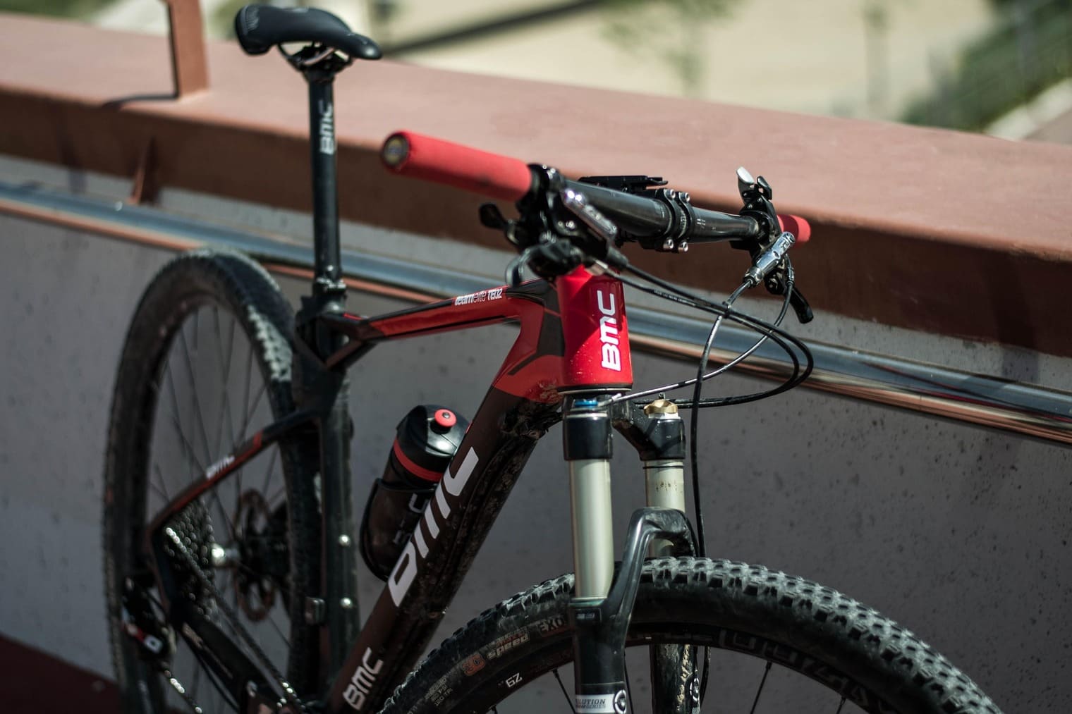 Bicicletas de montaña eléctricas y salud en rutas reales