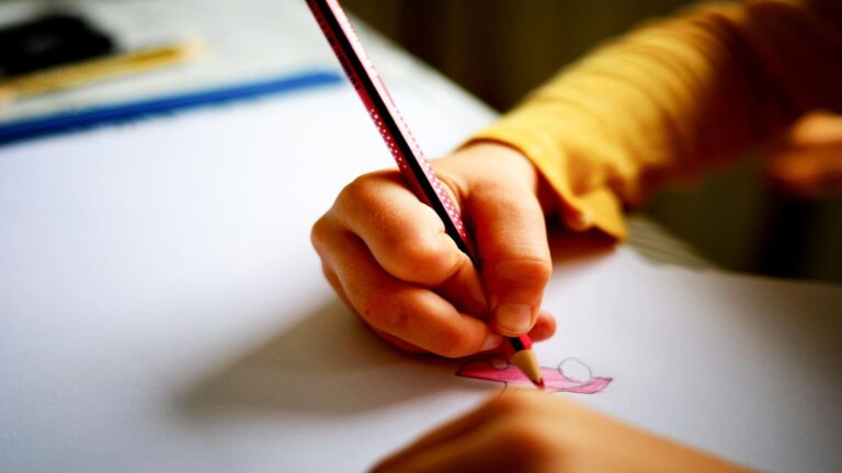 Adaptación climática en las escuelas europeas mediante patios renaturalizados