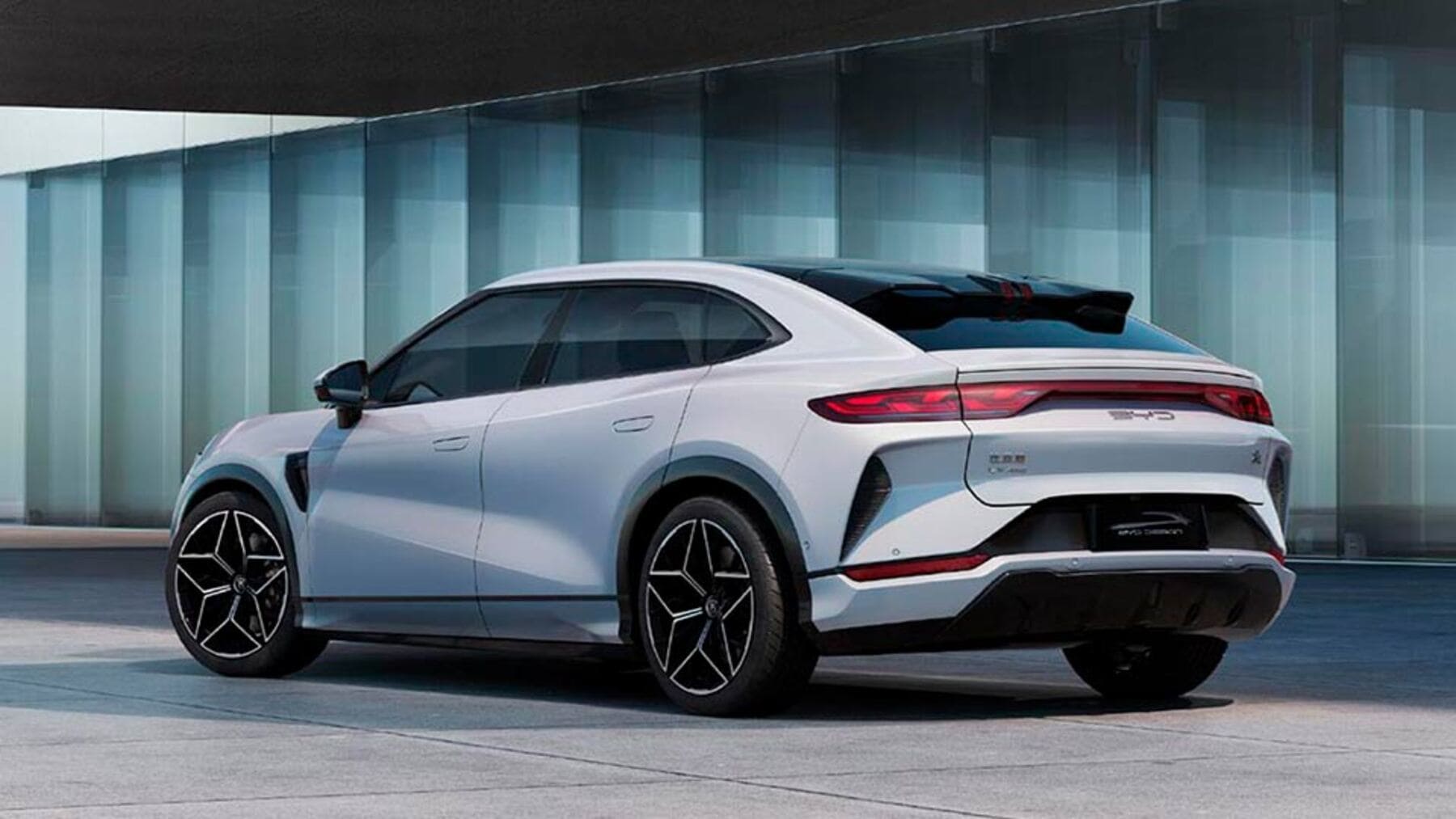 Marcas de coches chinas en España expuestas en concesionario europeo moderno