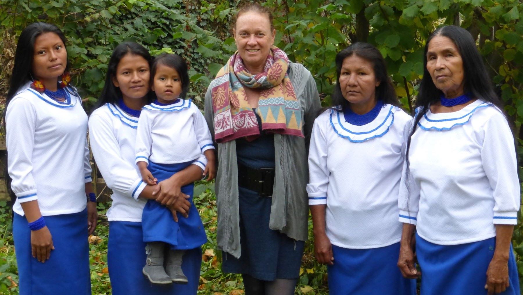 Mujeres de Sarayaku recolectan semillas para reforestar la Amazonía