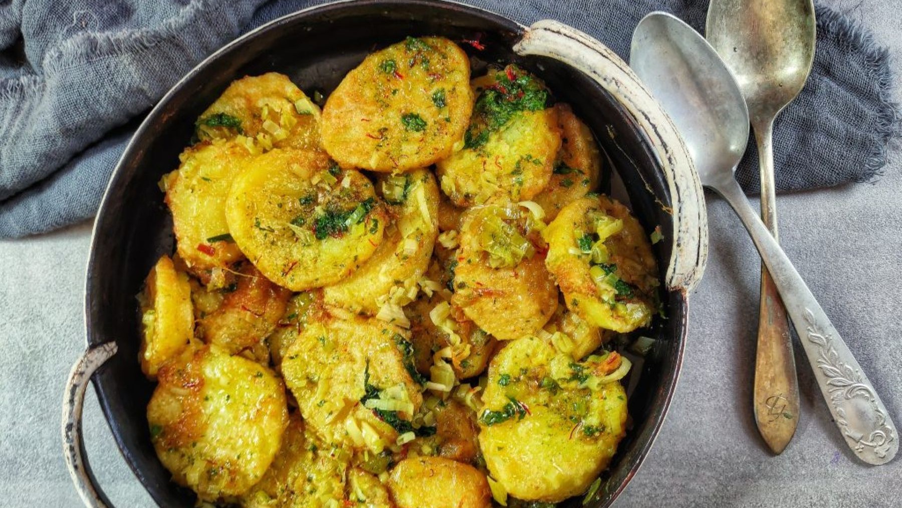 Plato de patatas ecológicas a la importancia tradicional