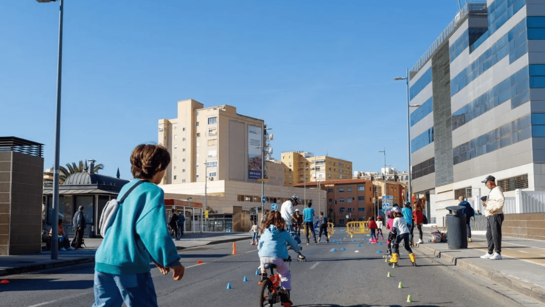 Peatonalización en Almería con familias y niños en la calle