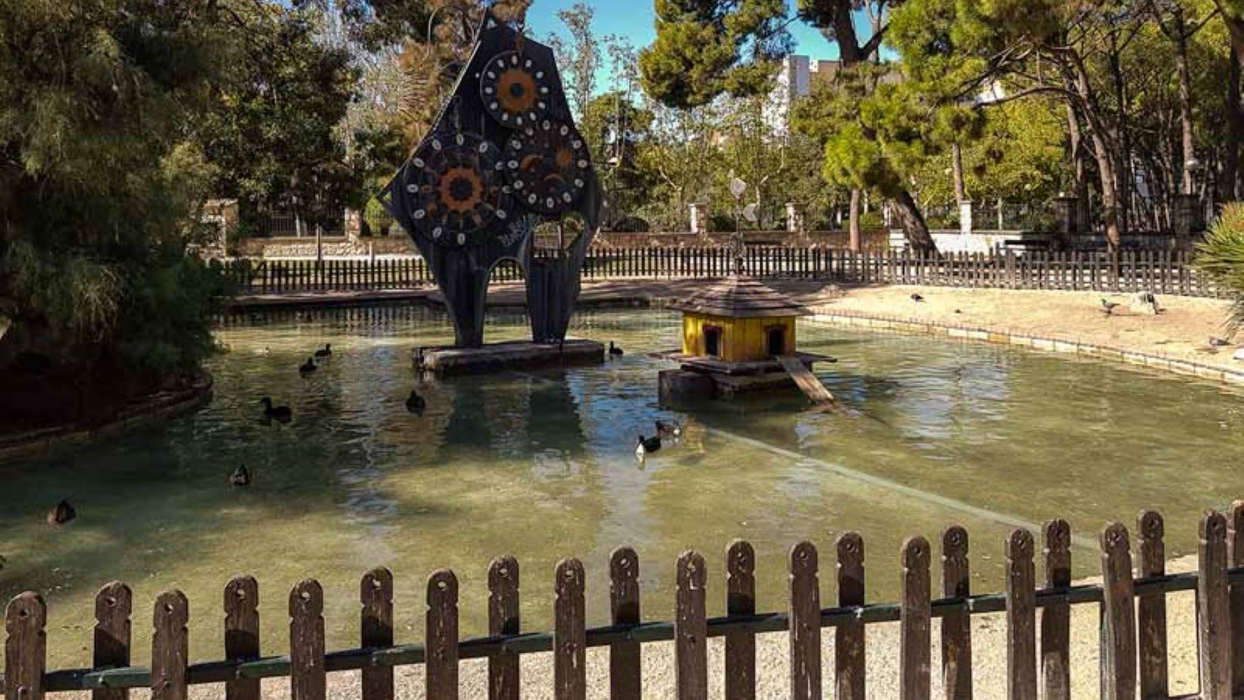 Zona reformada del Jardín Botánico de Zaragoza con superficies duras