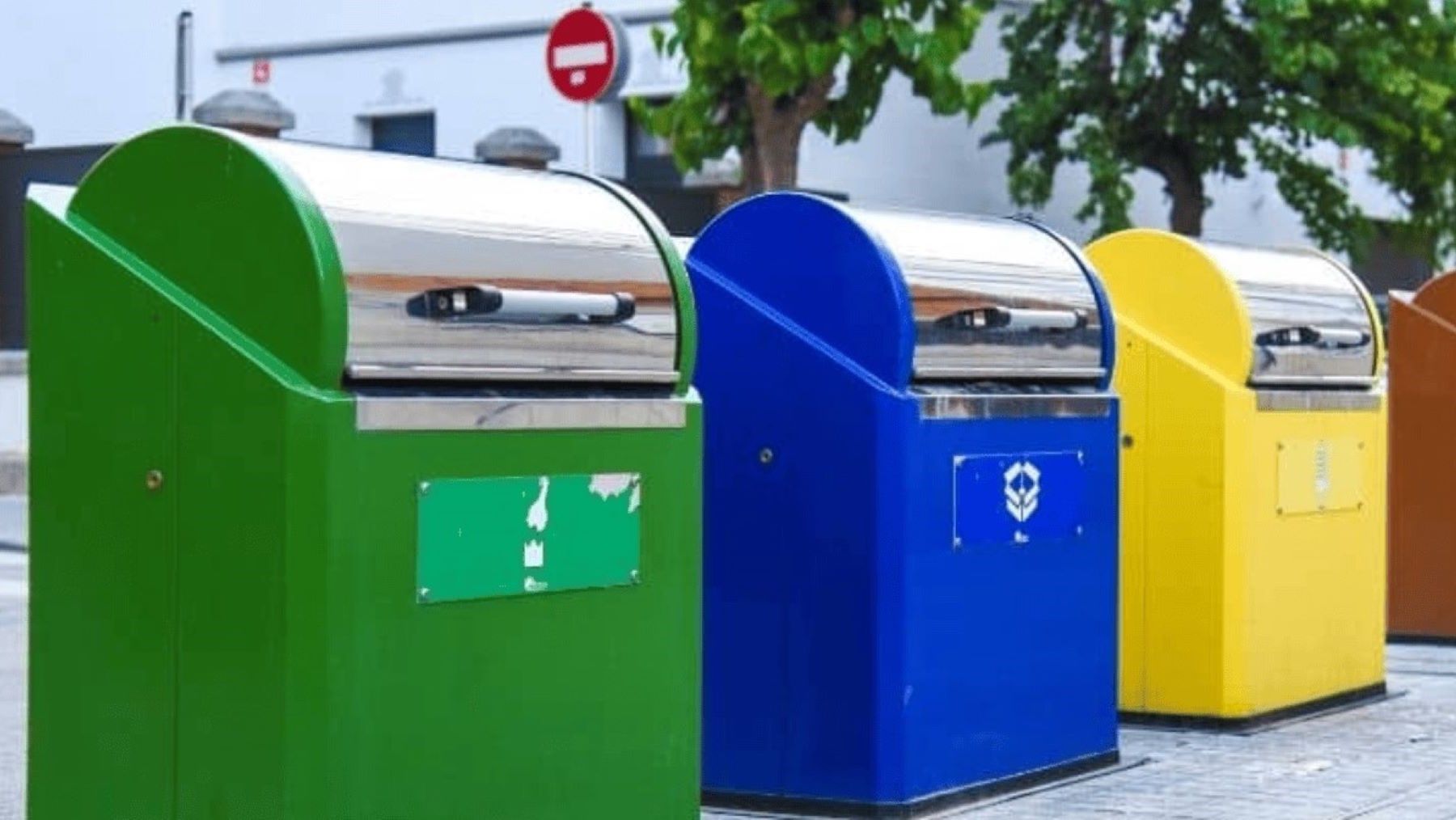 Tasa de basuras municipal y contenedores de residuos urbanos