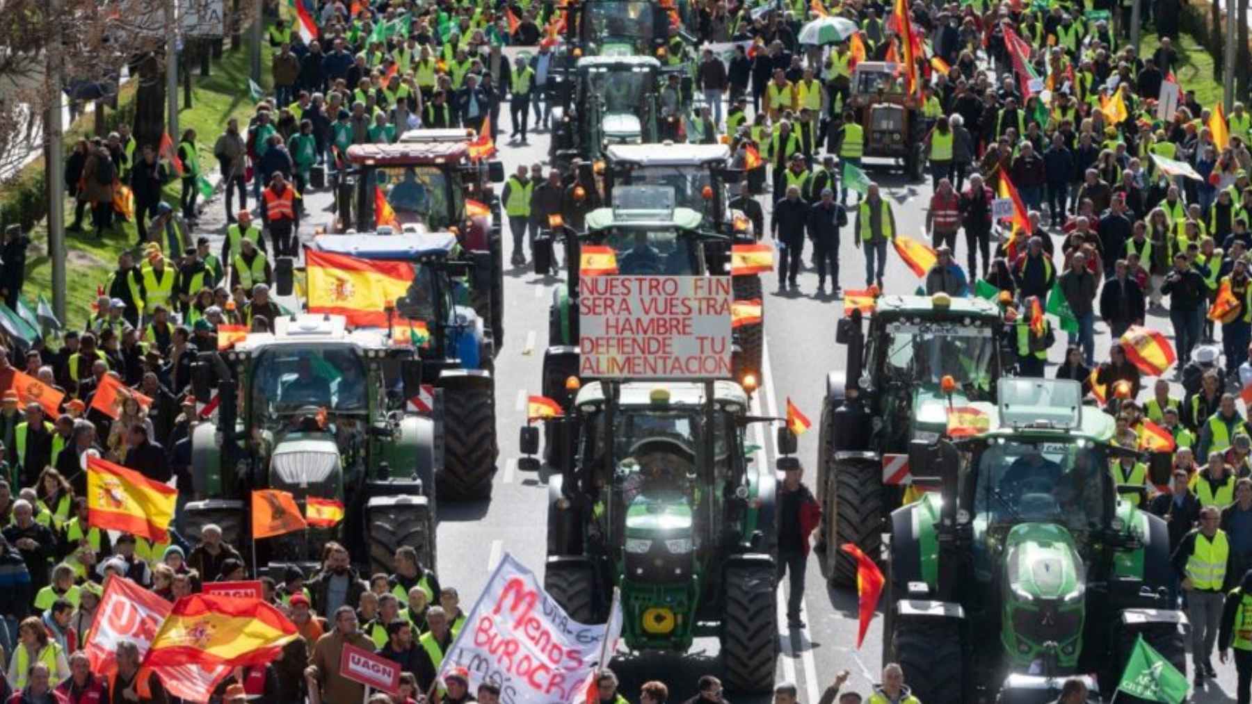 Protesta agrícola con tractores y banderas en las calles de España