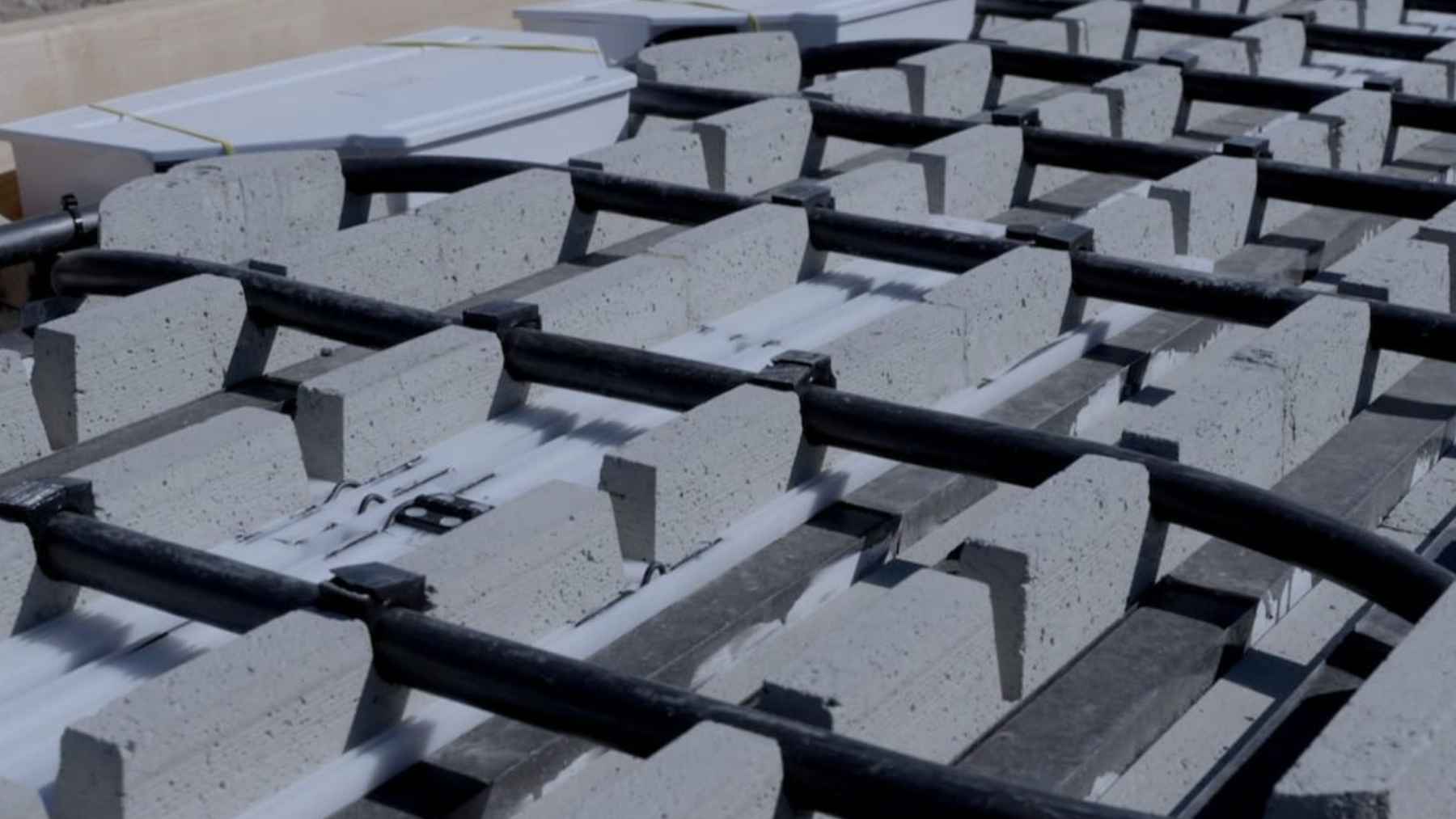 Sistema de carga inalámbrica integrado en una autopista de Florida para recargar coches eléctricos en movimiento