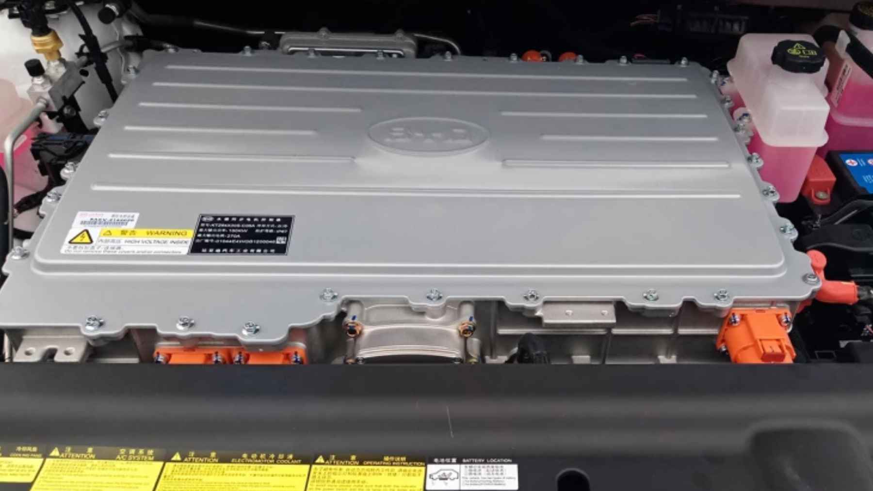 Batería de un coche eléctrico BYD en primer plano, elemento clave en su vida útil y autonomía