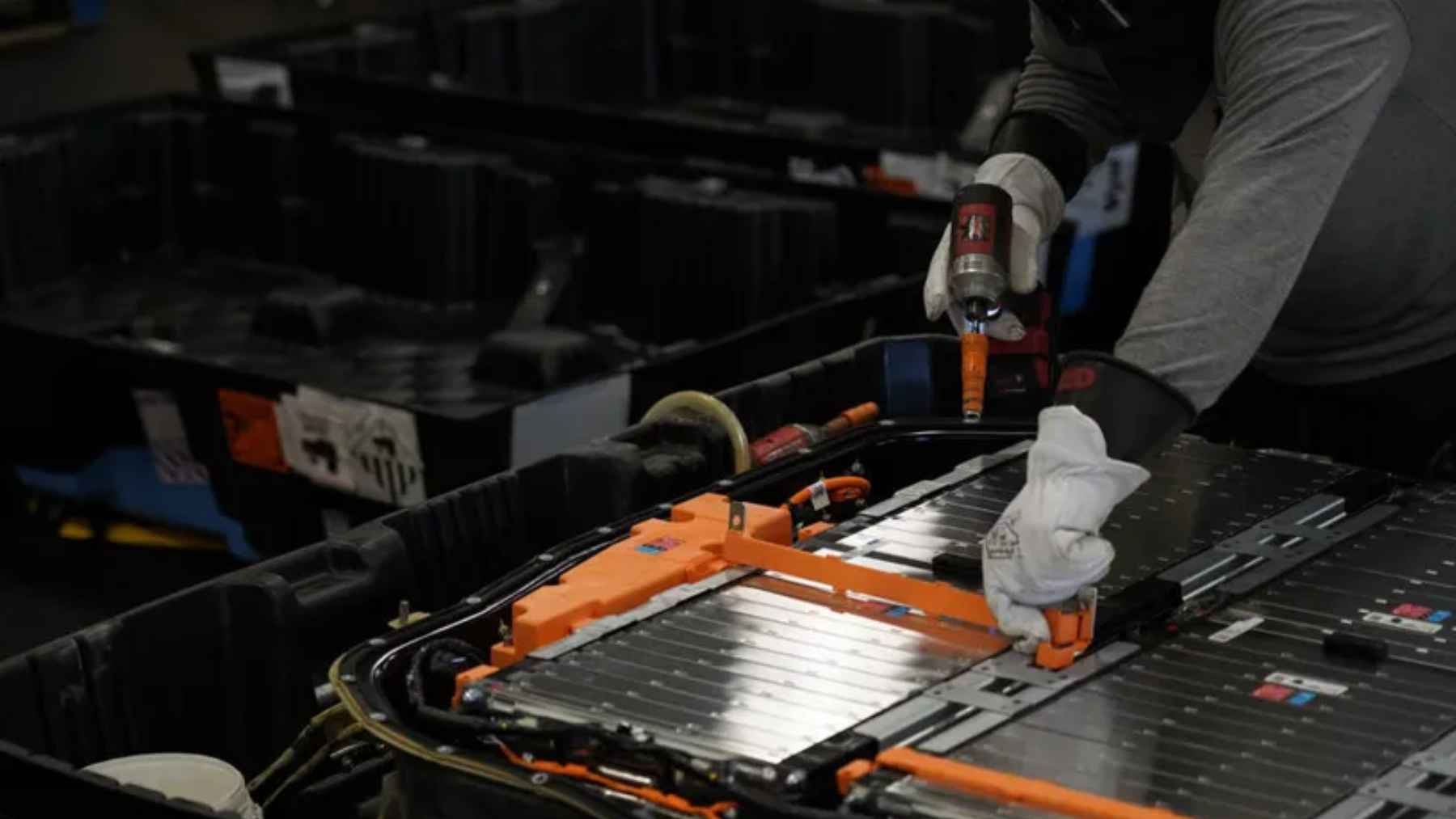 Batería de coche eléctrico desmontada para su identificación digital y reciclaje en China