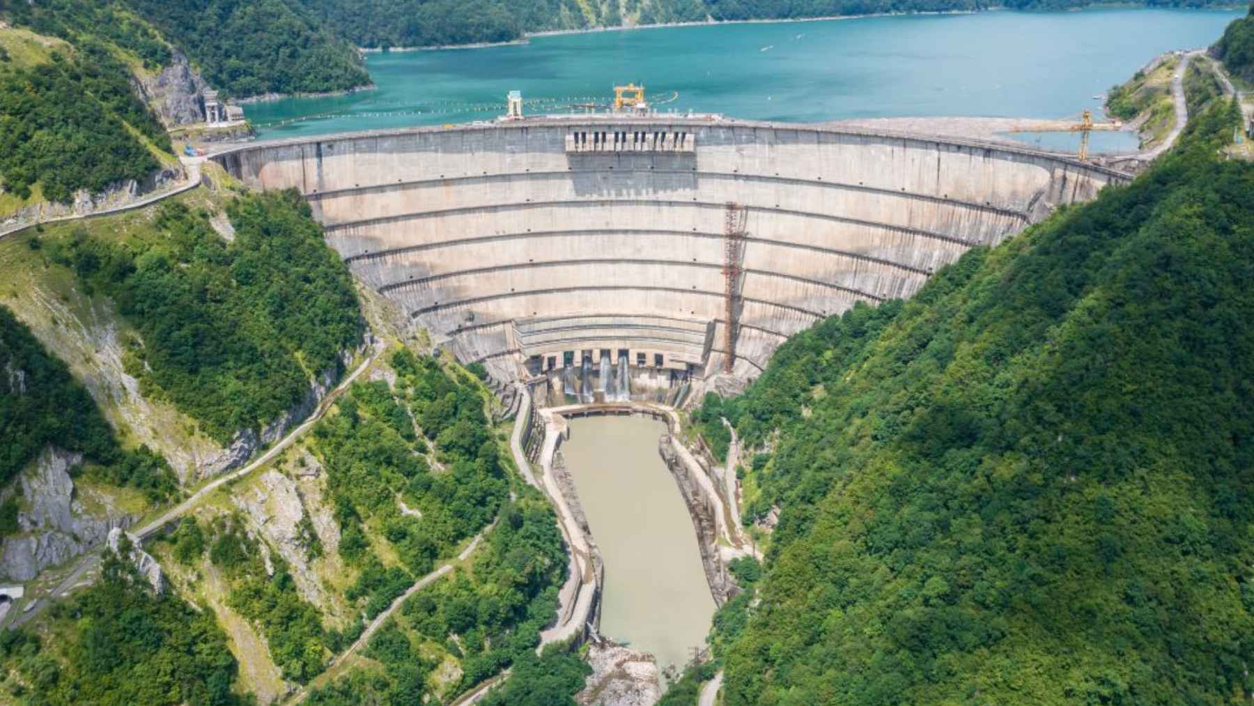 Presa hidroeléctrica en un valle montañoso con embalse (imagen ilustrativa del proyecto Tarnița en Rumanía)