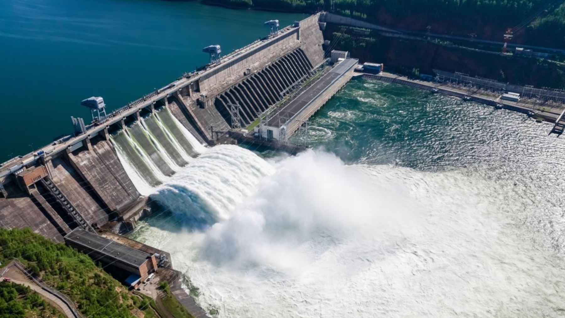 Presa hidroeléctrica con compuertas abiertas liberando agua, asociada al proyecto Cerna Motru Tismana en Rumanía