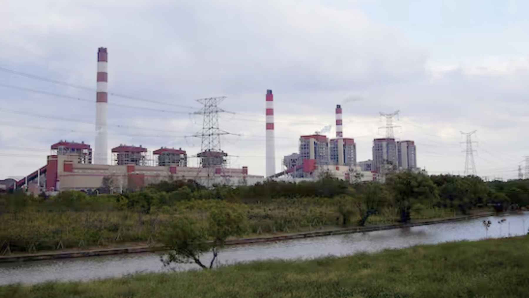 Planta térmica de carbón en China con torres eléctricas, símbolo de la transición energética en 2025