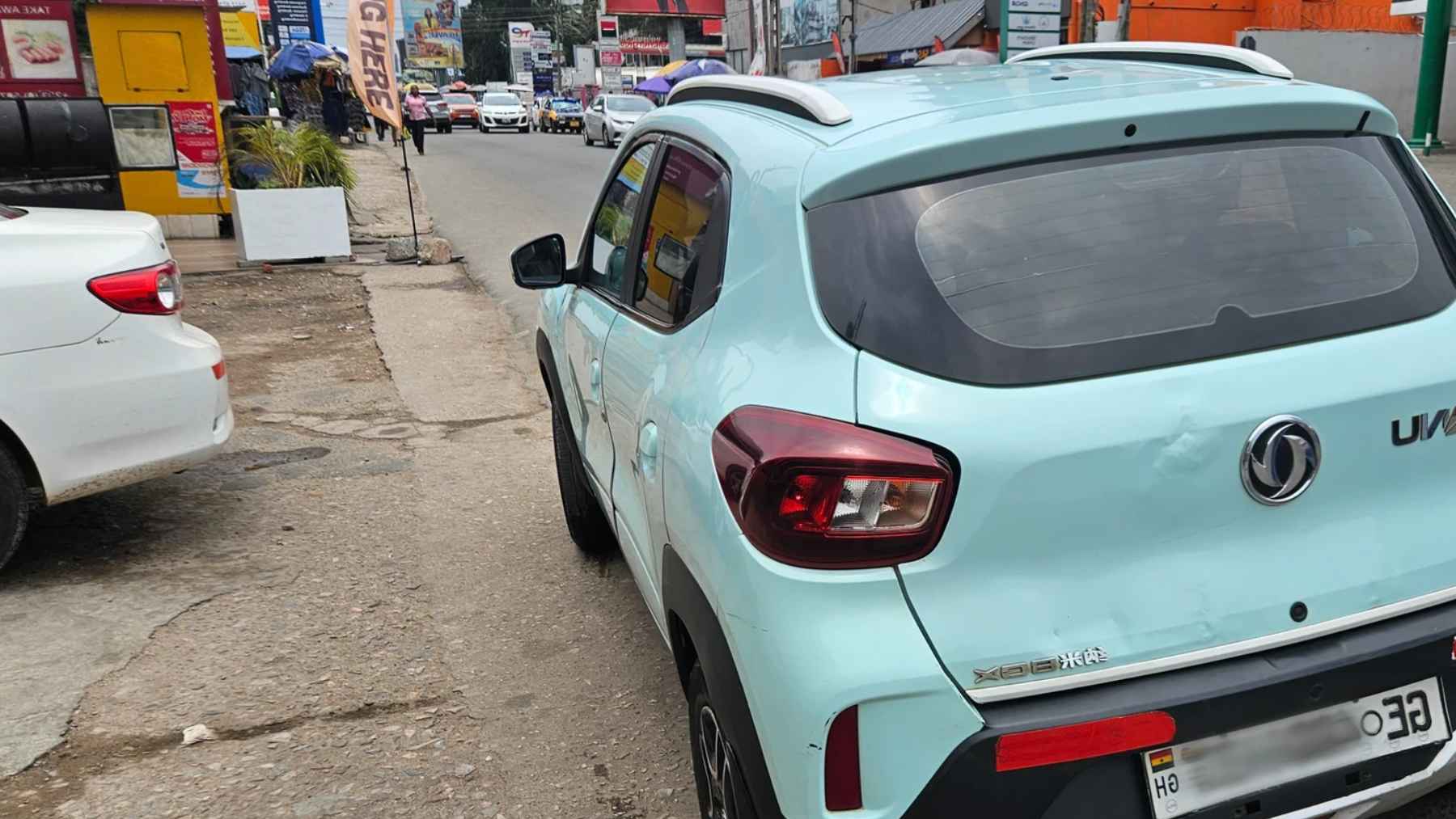 Coche eléctrico Dongfeng Nano Box iJANU aparcado en una calle urbana de Ghana, ejemplo de movilidad eléctrica en África